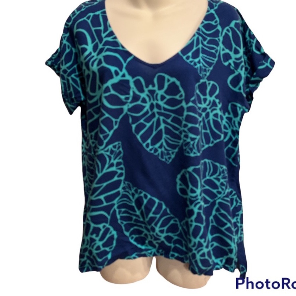 Escapade top size medium in Navy with leaf pattern